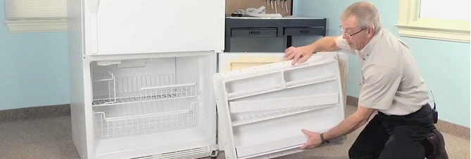 Перевесить дверь на холодильнике