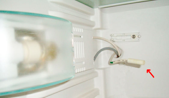 Где находится температурный датчик в холодильнике индезит фото